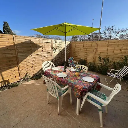 Apartment T2 Avec Jardin, Climatisation, Parking, Et Proche Commerces