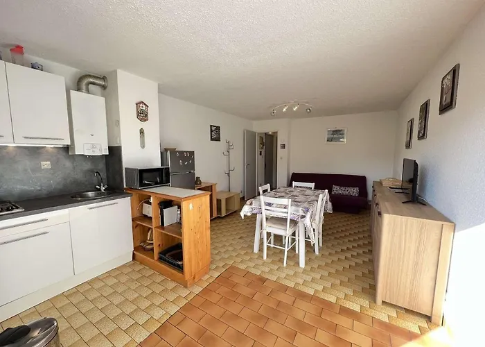 T2 Avec Jardin, Climatisation, Parking, Et Proche Commerces * Agde